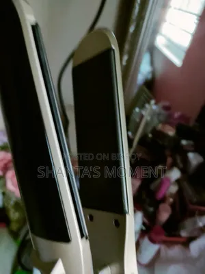 M.A.C Style Hair Straightener