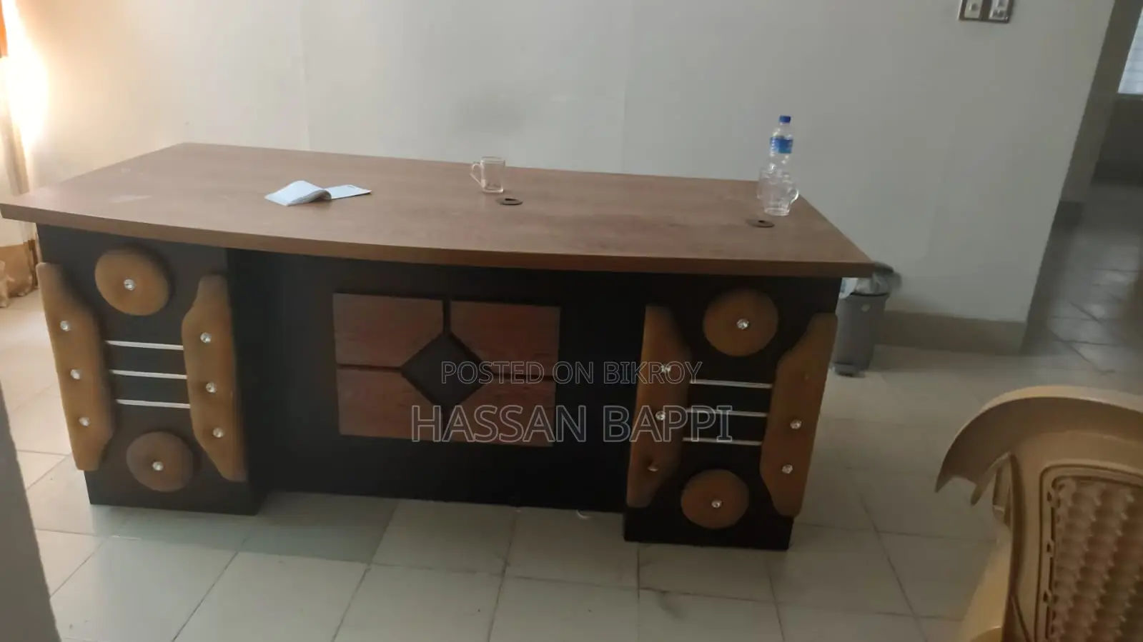 অফিস টেবিল
