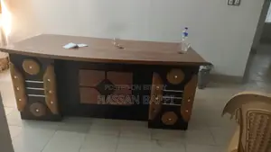 অফিস টেবিল