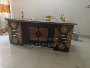 অফিস টেবিল