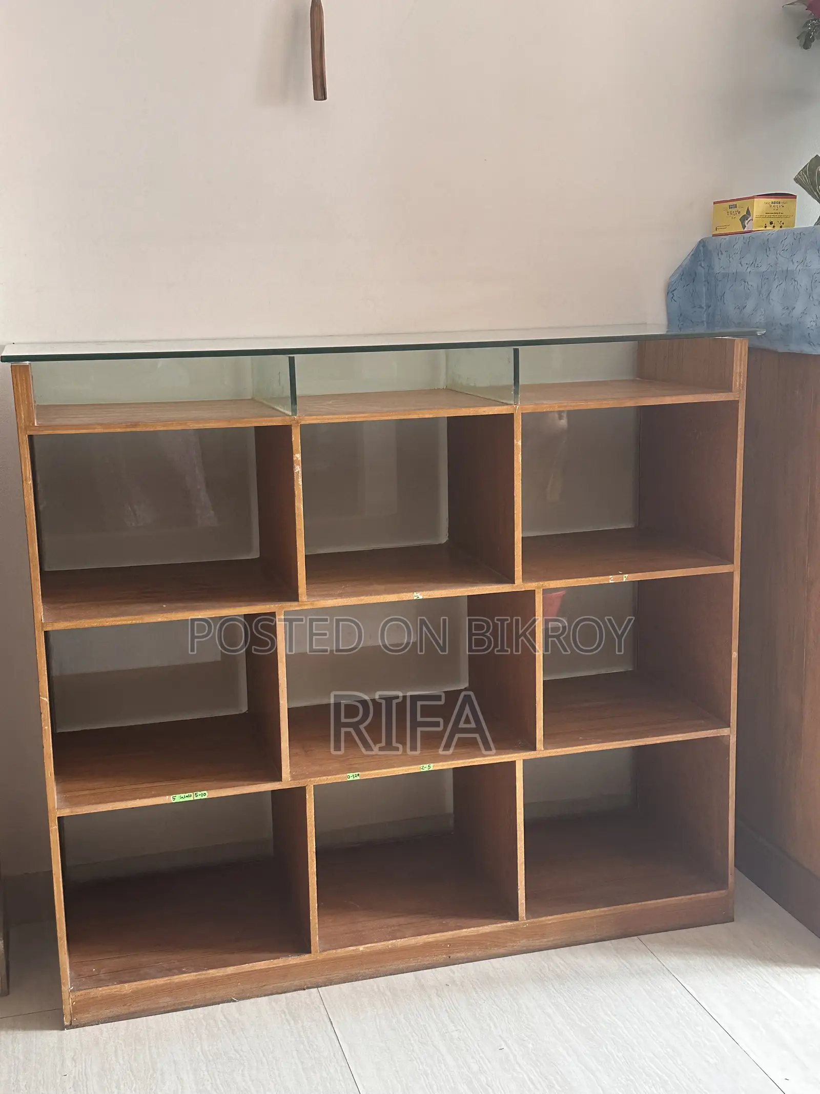 দোকানের শেলফ