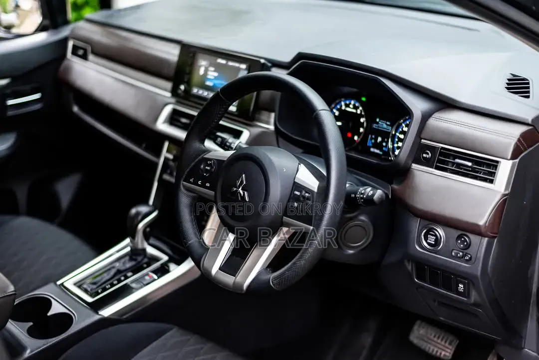 Mitsubishi Xpander E 2025 Gray