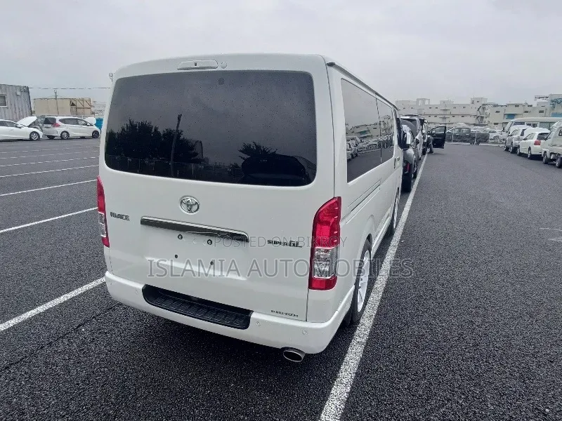 Toyota HiAce 2021