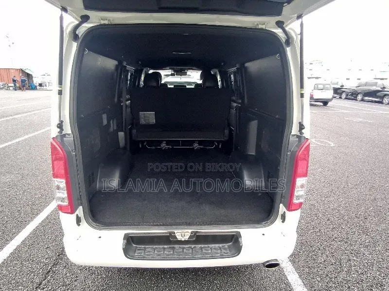 Toyota HiAce 2021