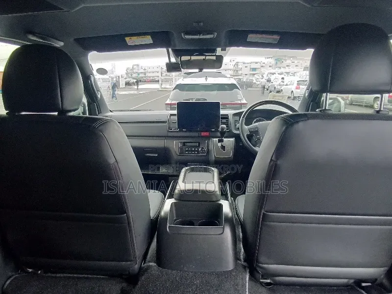 Toyota HiAce 2021
