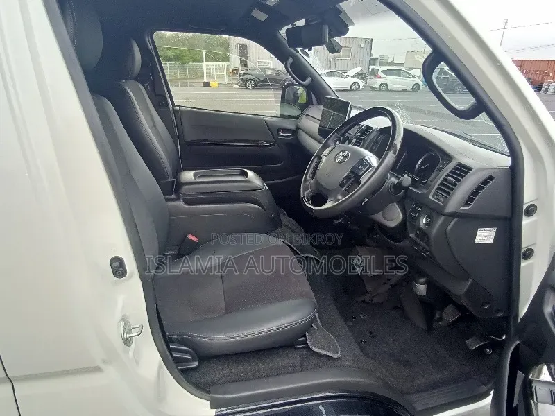 Toyota HiAce 2021