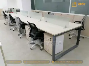 কাস্টম ওয়ার্কস্টেশন বানাই—ওপেন-প্ল্যান শেয়ারড ডেস্ক