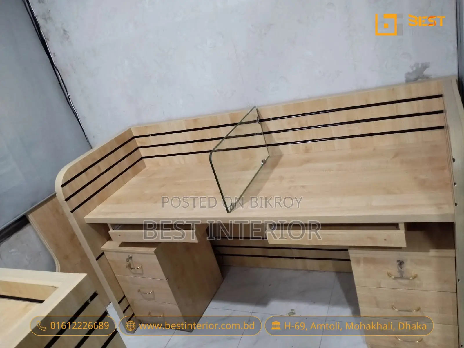 কাস্টম ওয়ার্কস্টেশন বানাই—ওপেন-প্ল্যান শেয়ারড ডেস্ক