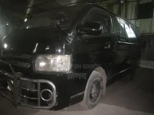 টয়োটা হাইএস ২০১৩ কালো