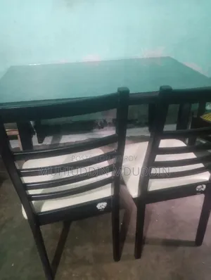 ডাইনিং টেবিল