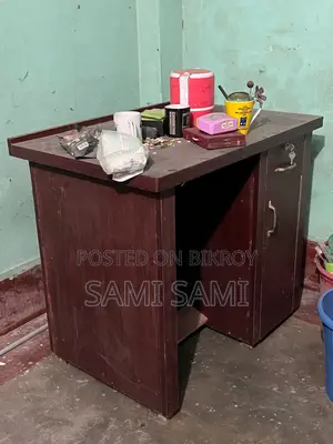 বিক্রয়ের জন্য ব্যবহৃত পড়ার টেবিল