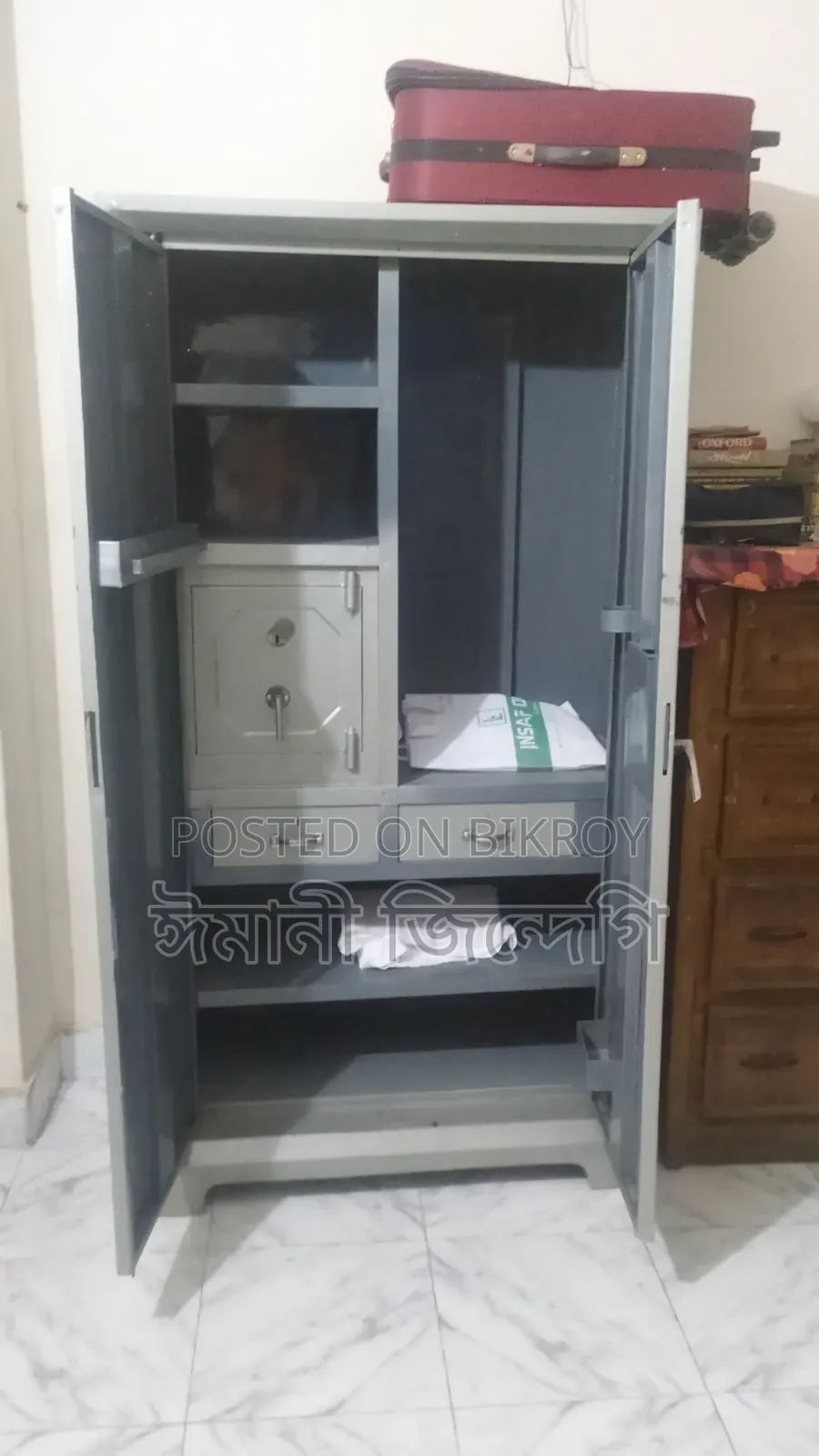 স্টিল আলমারি