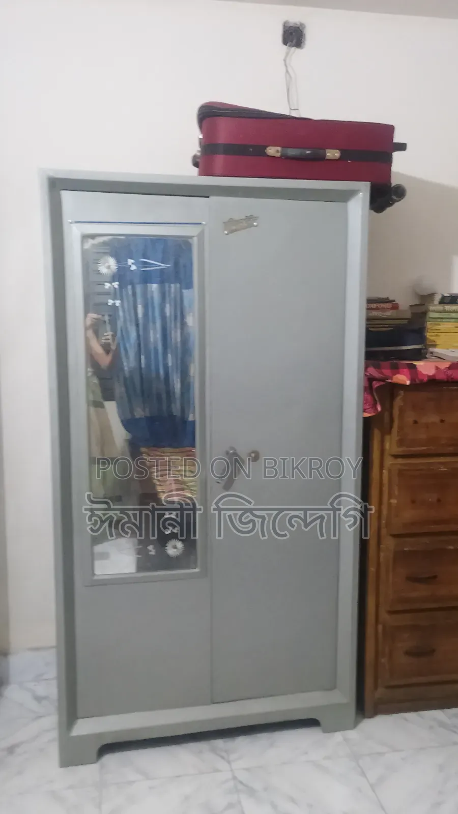 স্টিল আলমারি