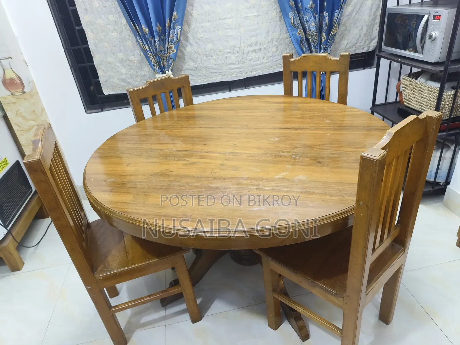Round table set