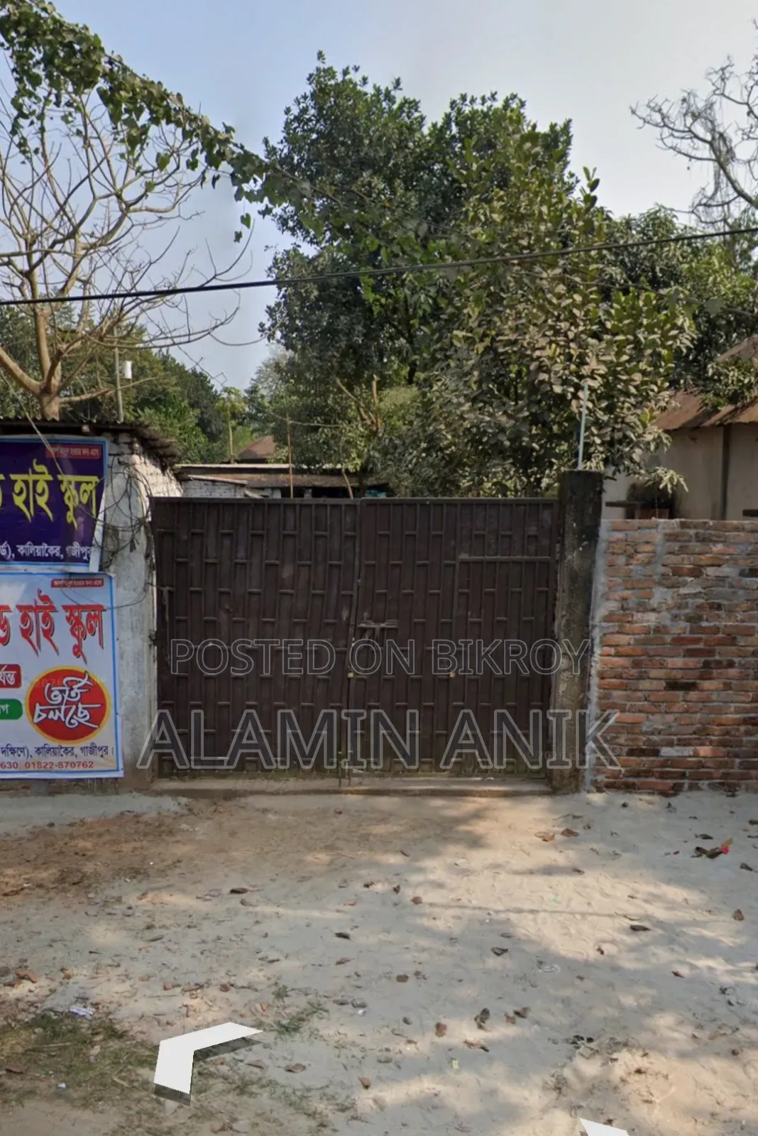 ১০ শতাংশ জমি পাঁচটি সেমি পাকা ঘর দুটি বাথরুম