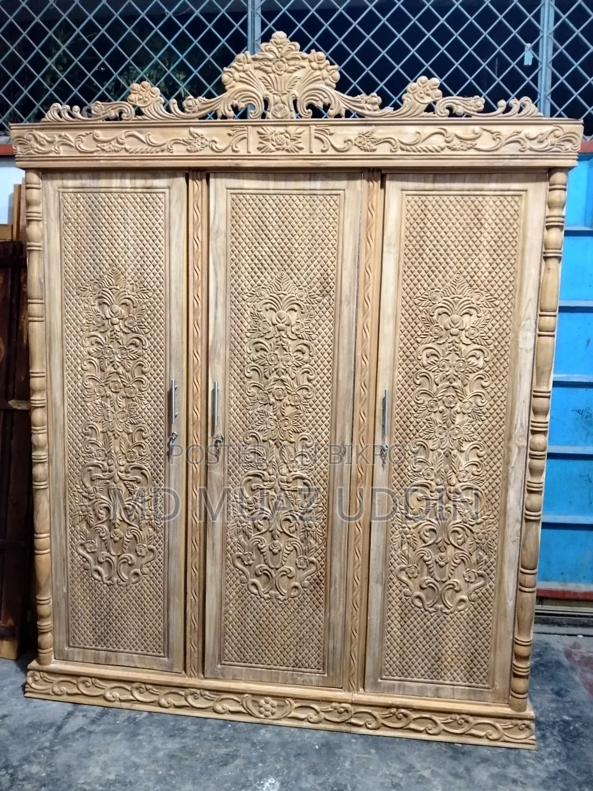 তিন পাল্লার আলমারি