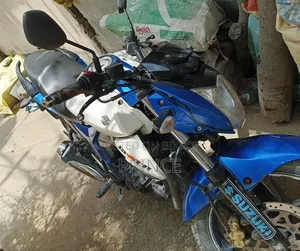 সুজুকি জিক্সার ২০১৭ সাদা
