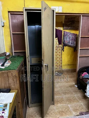 একটি স্টিলের আলমারি