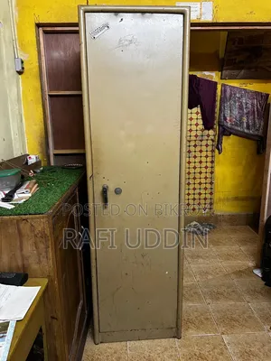 একটি স্টিলের আলমারি