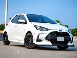 Toyota Yaris 1.5 Sedan XLE 2020 Pearl