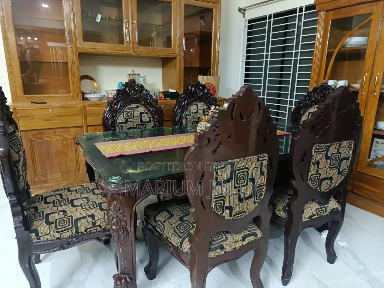 ডাইনিং টেবিল