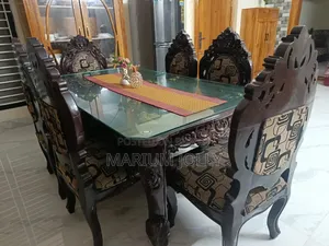ডাইনিং টেবিল