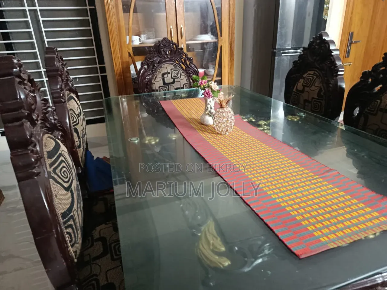 ডাইনিং টেবিল