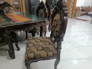ডাইনিং টেবিল