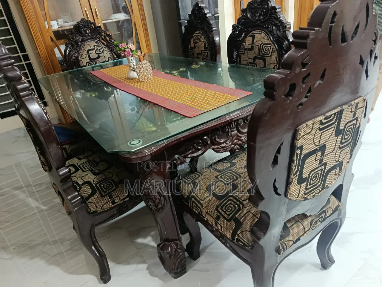 ডাইনিং টেবিল