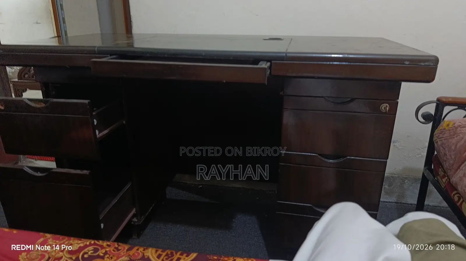 অফিস টেবিল