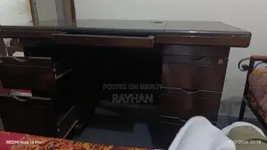অফিস টেবিল