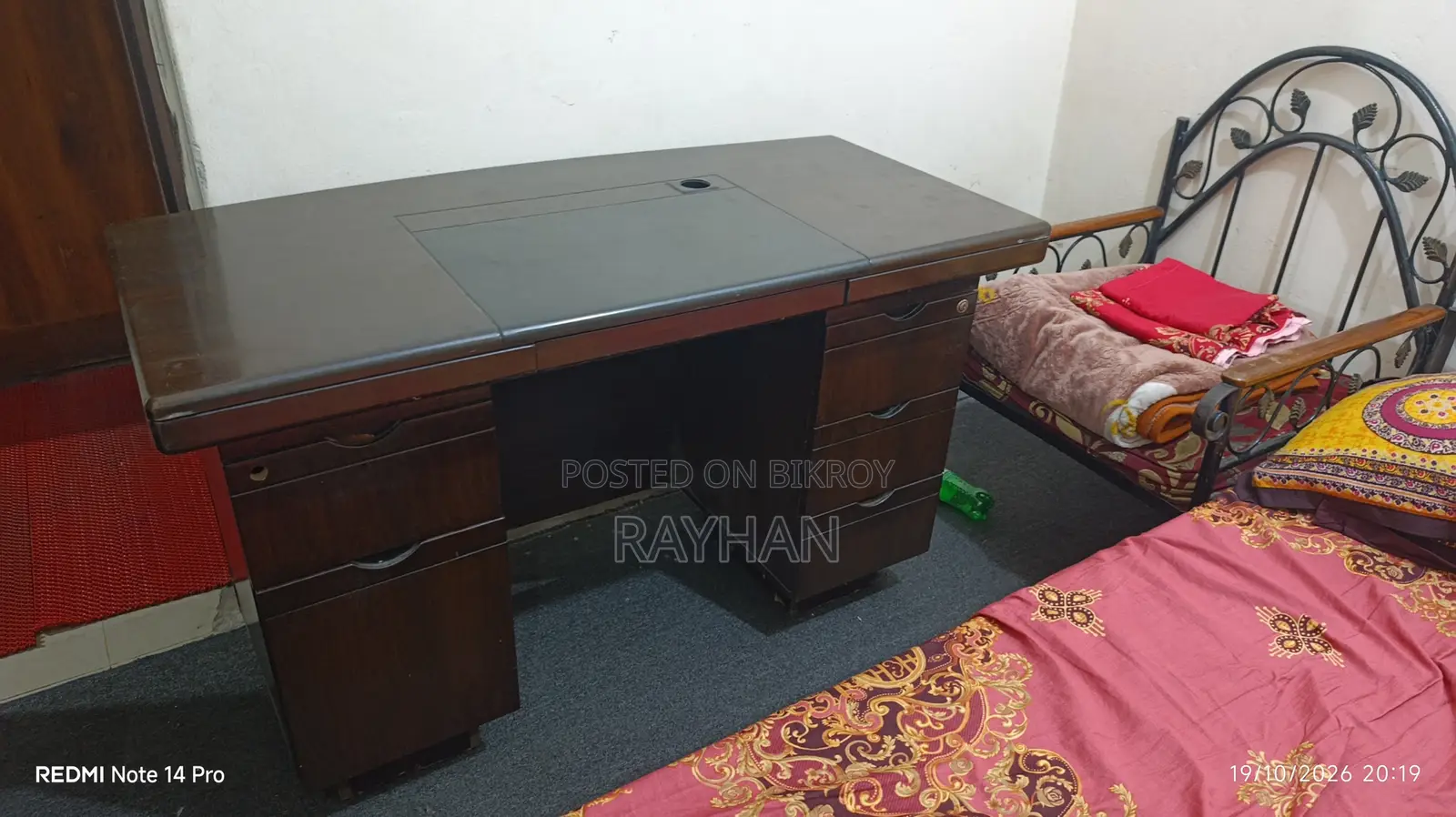অফিস টেবিল