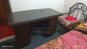অফিস টেবিল