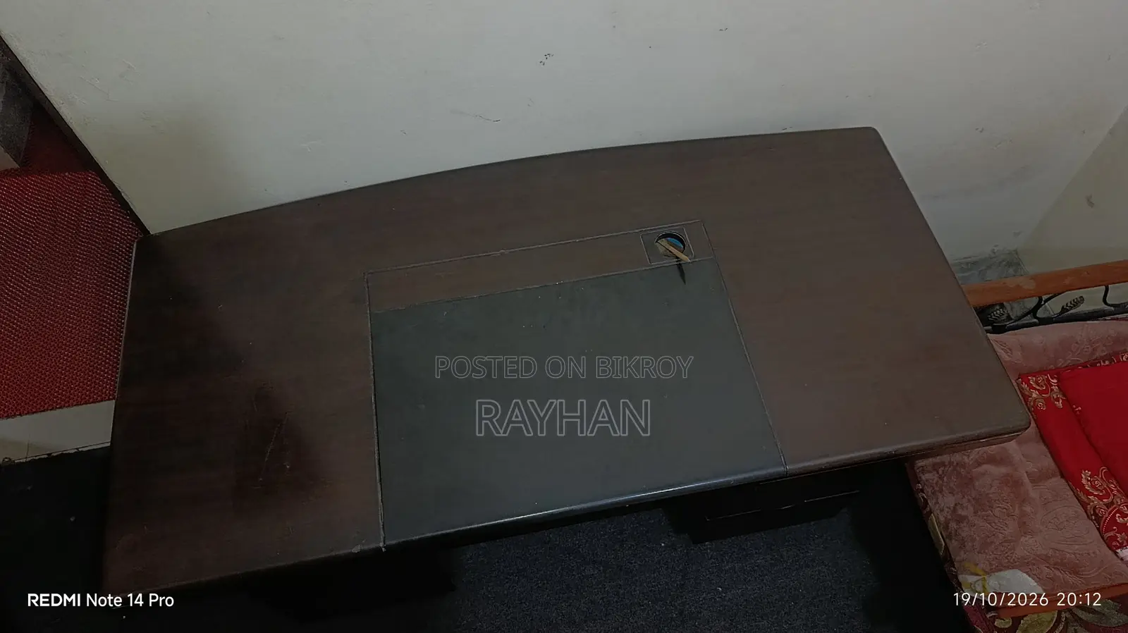 অফিস টেবিল