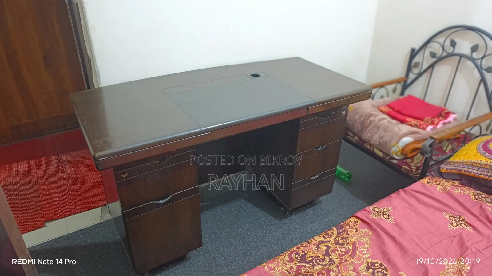 অফিস টেবিল