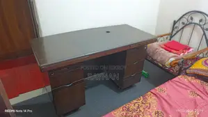 অফিস টেবিল