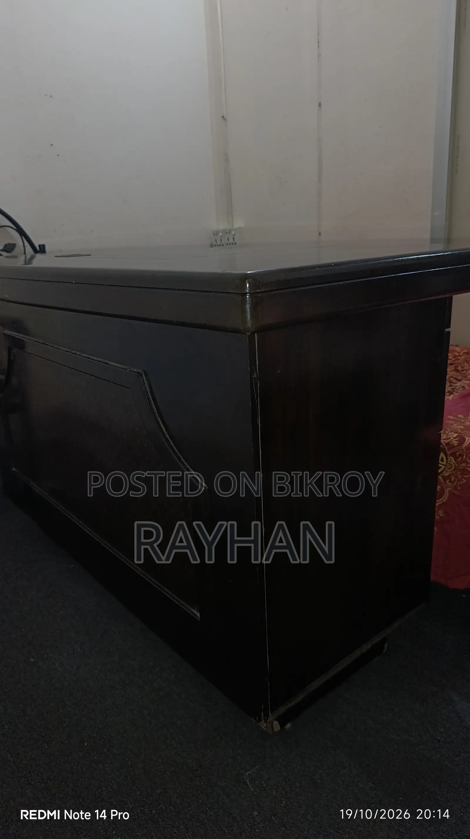 অফিস টেবিল