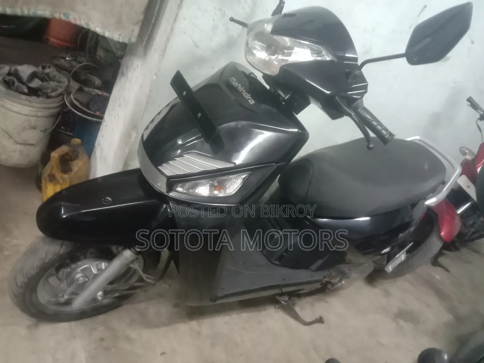 মাহিন্দ্রা গুস্টো ২০১৯ কালো