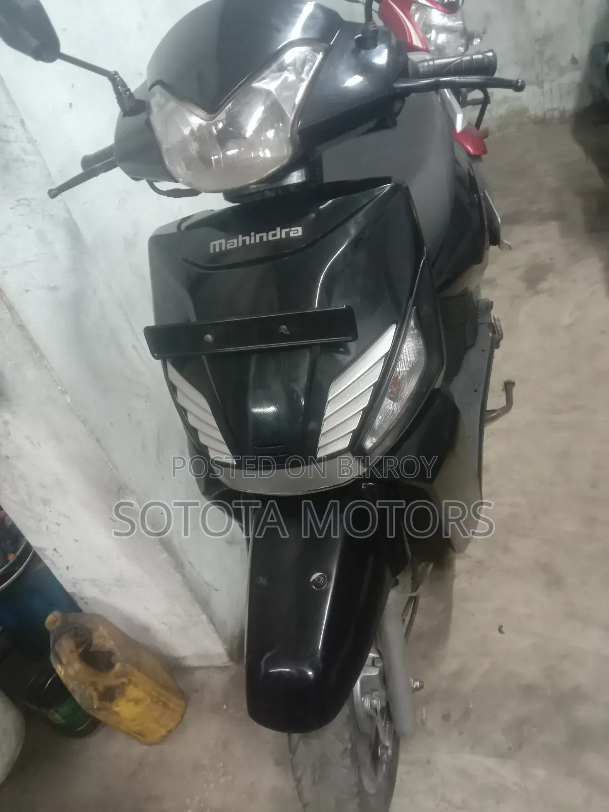 মাহিন্দ্রা গুস্টো ২০১৯ কালো