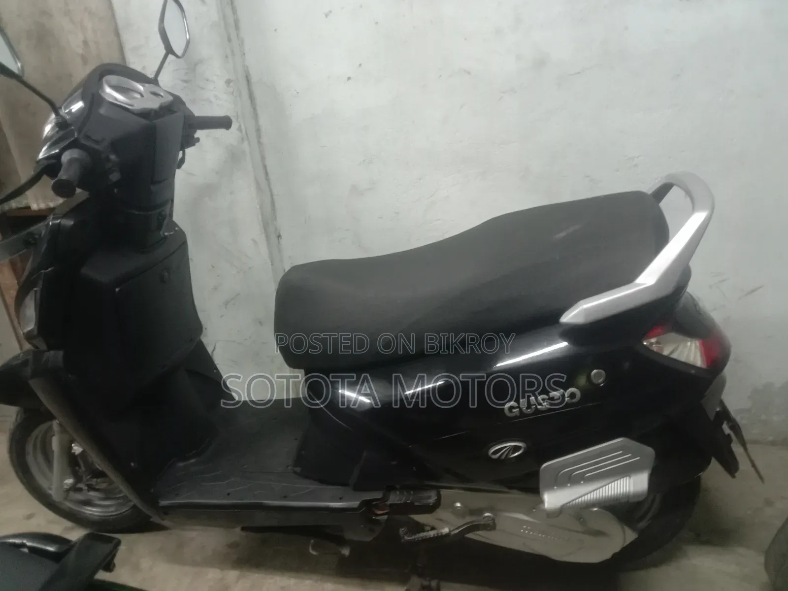 মাহিন্দ্রা গুস্টো ২০১৯ কালো