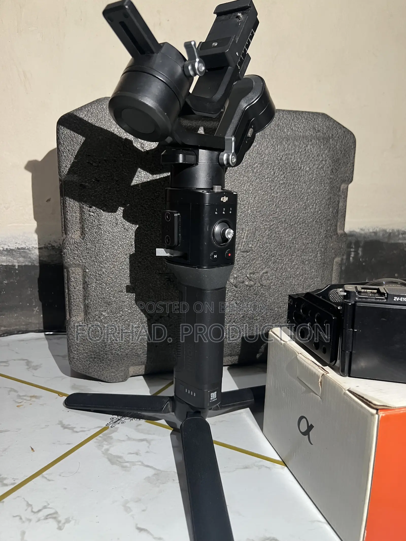 Sony ZVE10 With 3.5-5.6/16-50 Kit Lens and DJI RONIC SC Gimbal