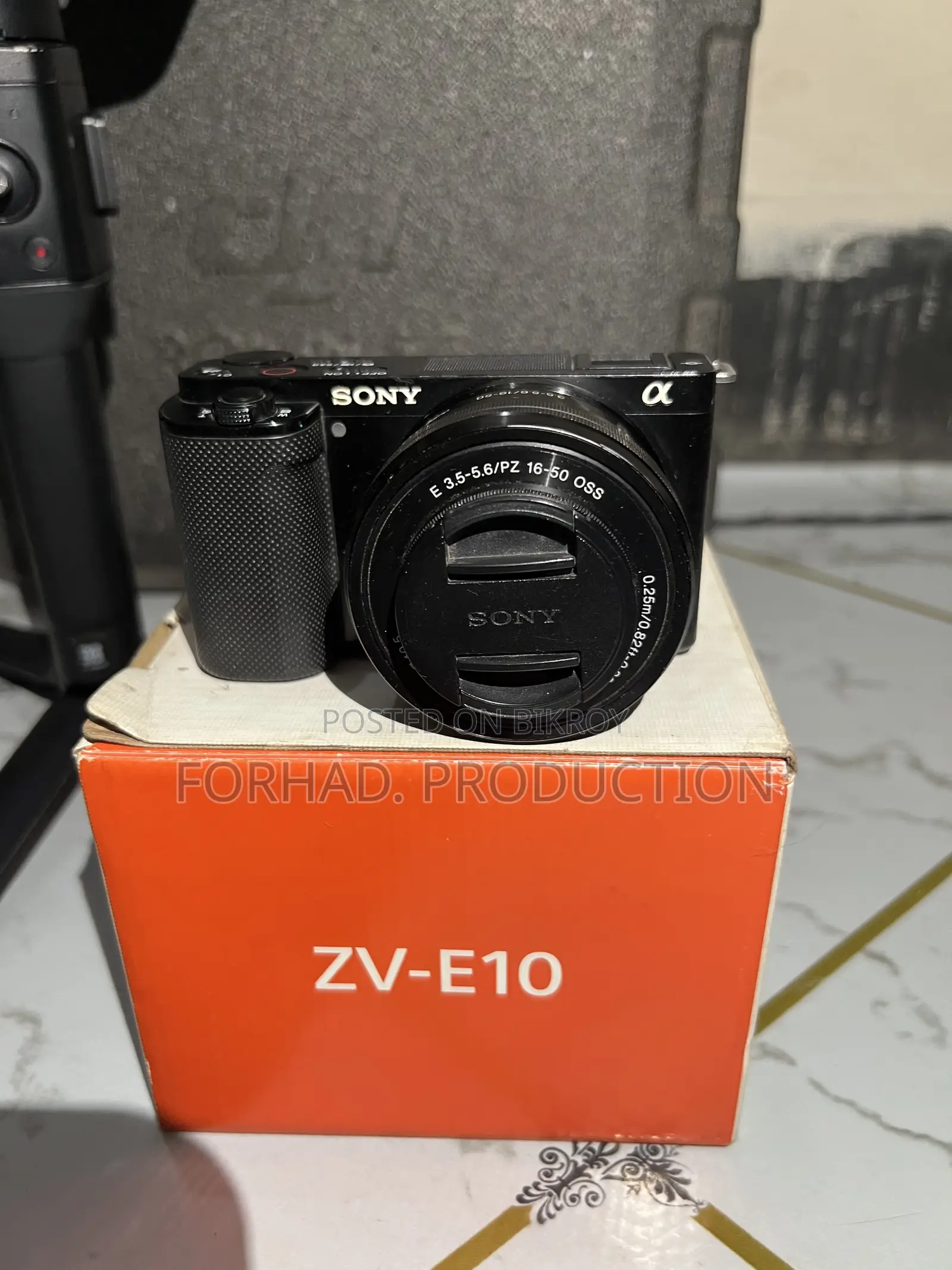 Sony ZVE10 With 3.5-5.6/16-50 Kit Lens and DJI RONIC SC Gimbal