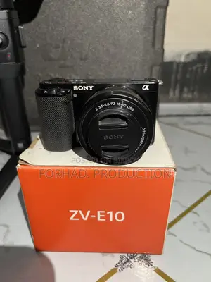 Sony ZVE10 With 3.5-5.6/16-50 Kit Lens and DJI RONIC SC Gimbal