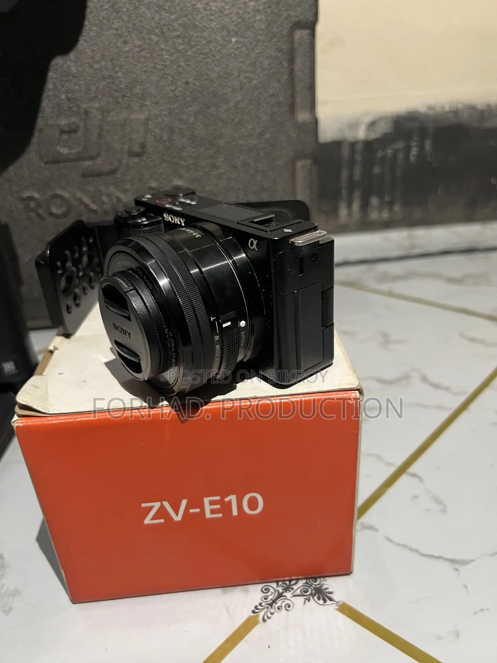 Sony ZVE10 With 3.5-5.6/16-50 Kit Lens and DJI RONIC SC Gimbal