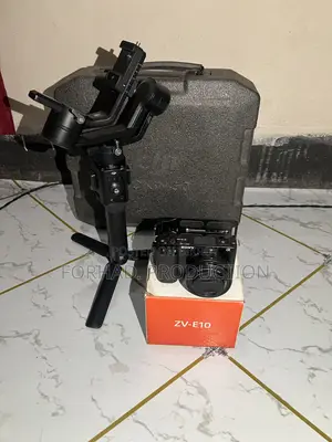 Sony ZVE10 With 3.5-5.6/16-50 Kit Lens and DJI RONIC SC Gimbal