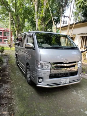 টয়োটা হায়েস ২০১১ সিলভার