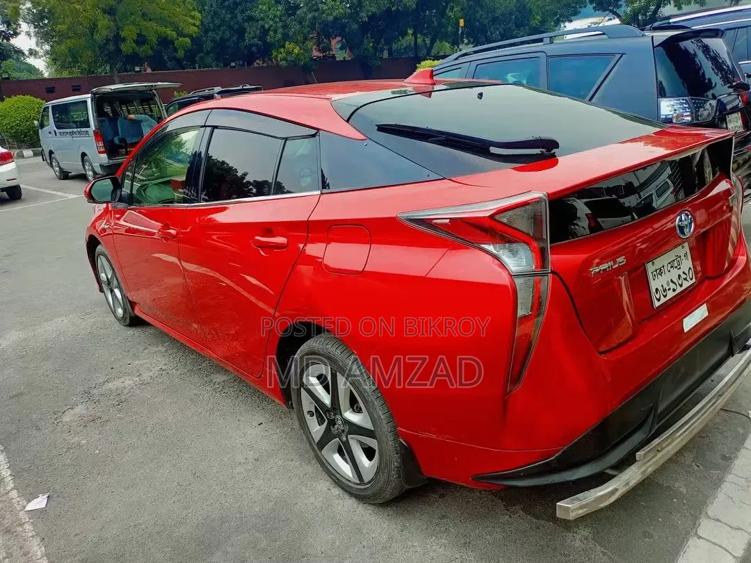 Toyota Prius 4dr Hatchback (1.8L 4cyl gas/electric hybrid CVT) 2016 Red