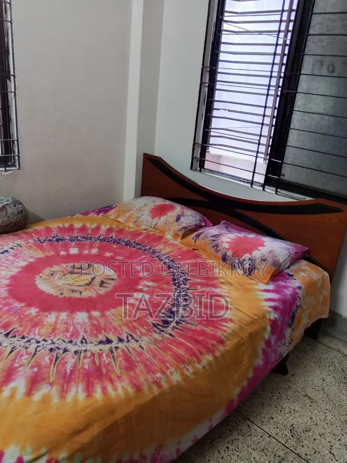বিছানা এবং ড্রেসিং টেবিল বিক্রয়ের জন্য
