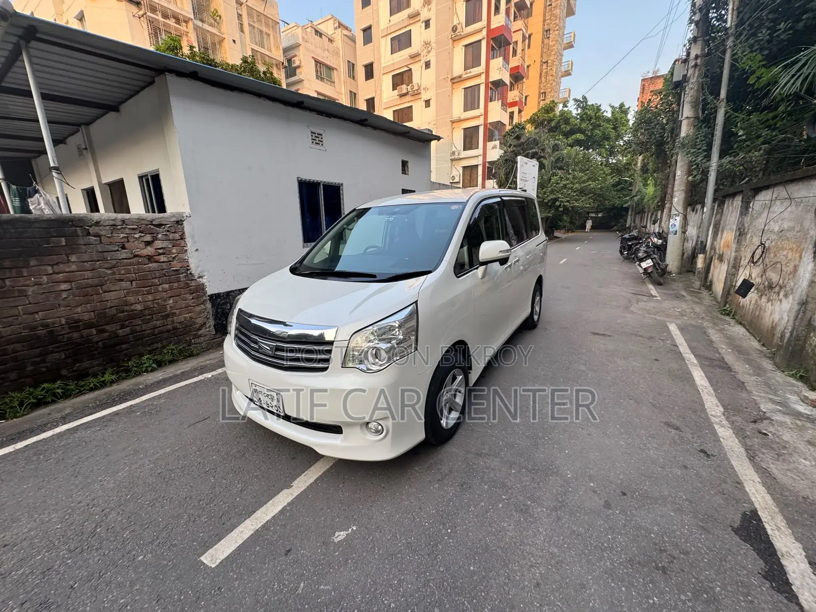 টয়োটা নোয়া ২০১২ পার্ল