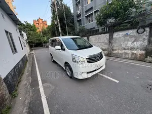 টয়োটা নোয়া ২০১২ পার্ল